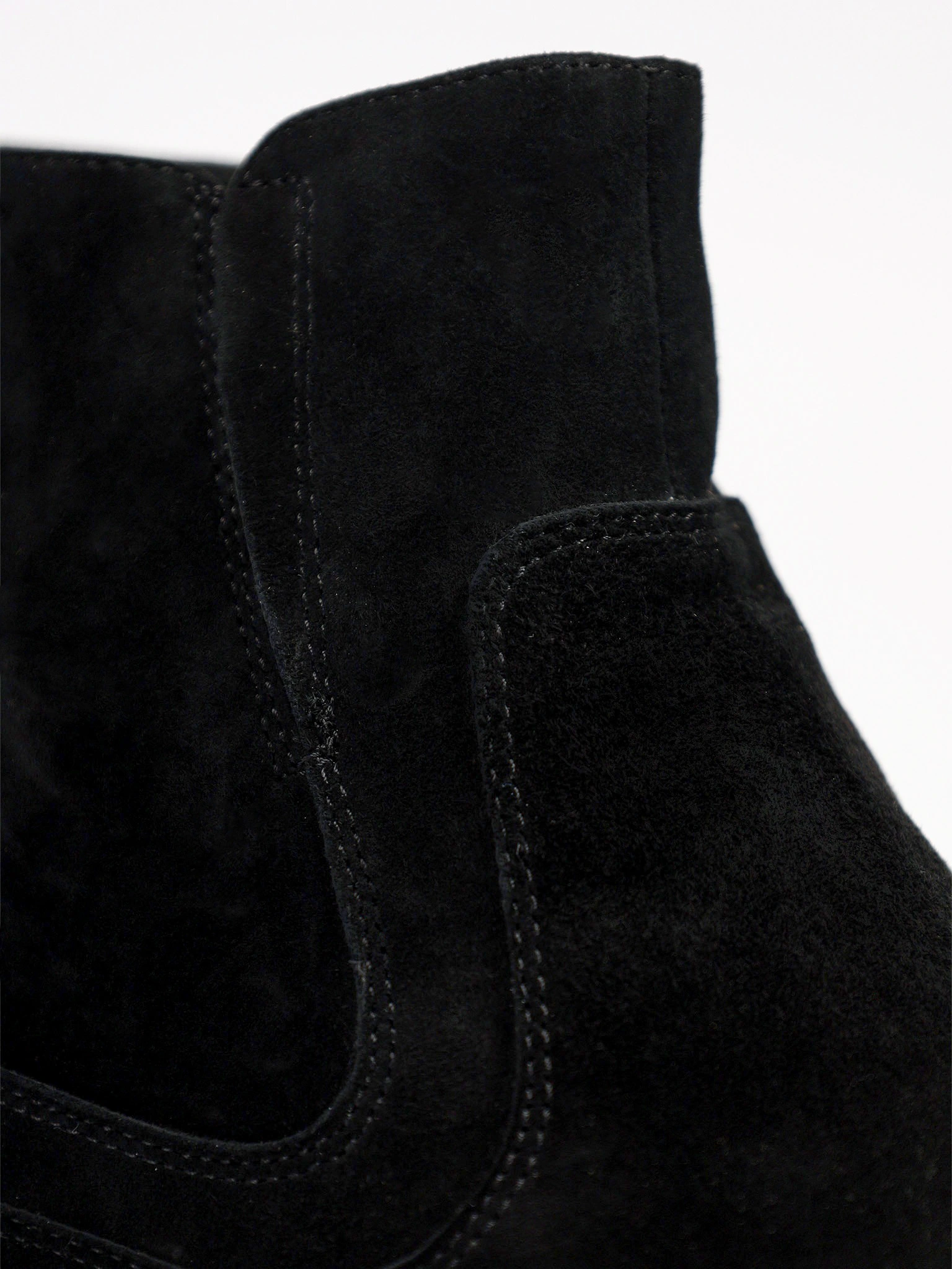 Ботинки черного цвета из натурального велюра